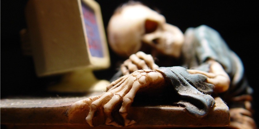 skeleton-using-computer-840x420